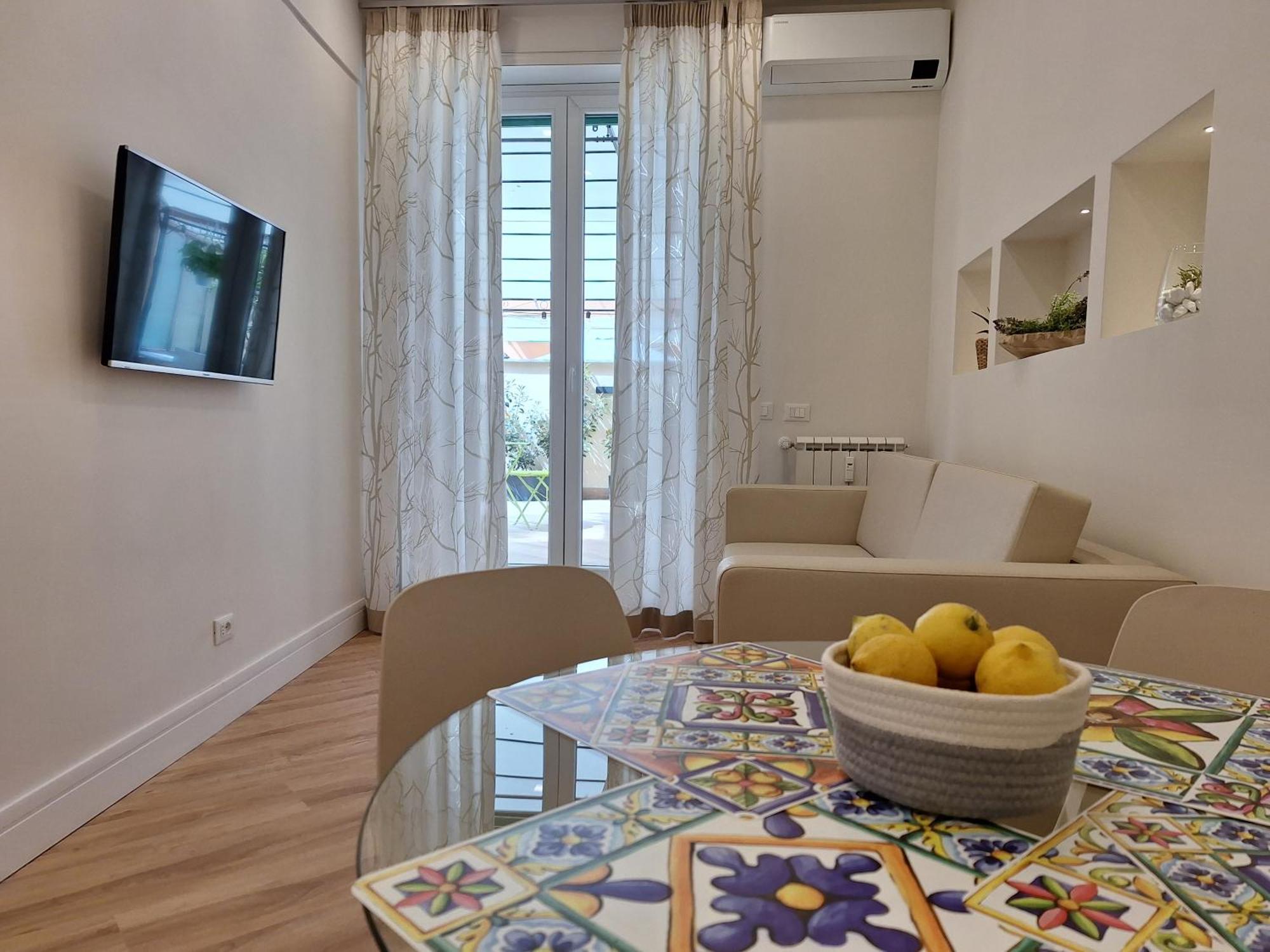 Apartment Peaceful 2 Bedrooms With Patio, Near Metro A Rom