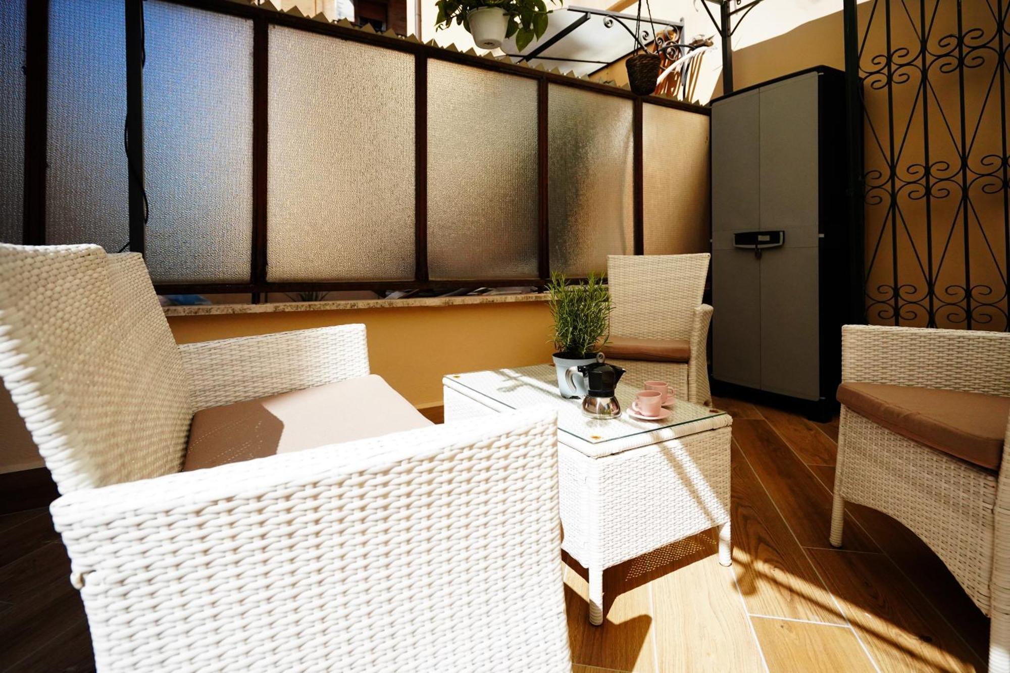 Peaceful 2 Bedrooms With Patio, Near Metro A Lägenhet
